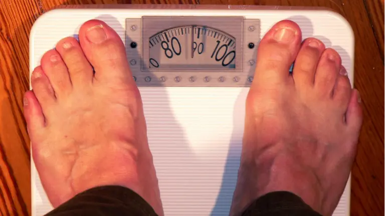 Una persona con sobrepeso, sobre la báscula. ARCHIVO