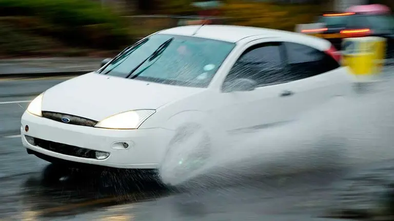 El aquaplanin provoca importantes accidentes en las carreteras. ARCHIVO