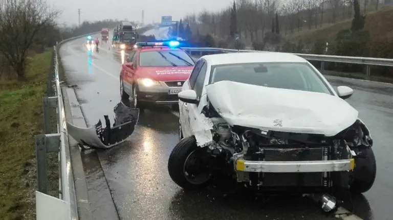 Salida de vía y accidente en Urdiáin. PFORAL