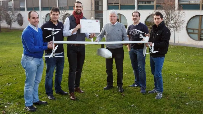 De izq. a dcha José Javier Astráin, Ion Goizueta, Carlos Matilla (con el diploma por el galardón de Iberus Emprende), Carlos Castellano, Jesús Villadangos y Mael Taleb.