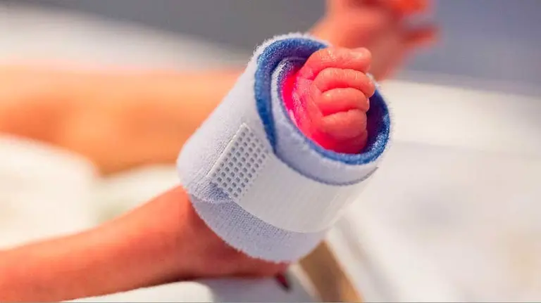 Bebé en una incubadora. ARCHIVO