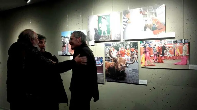 Varios fotoperiodistas en la exposición.