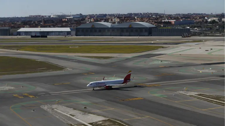 Una falsa amenaza de bomba obliga a desalojar a los pasajeros de un avión que iba a volar entre Madrid y Berlín. EPRESS