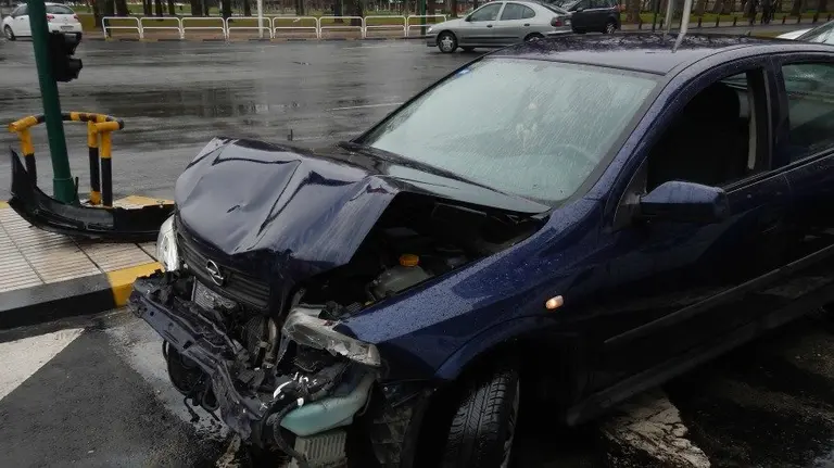 Espectacular choque entre dos vehículos en la avenida del Ejército de Pamplona. PMUNICIPAL