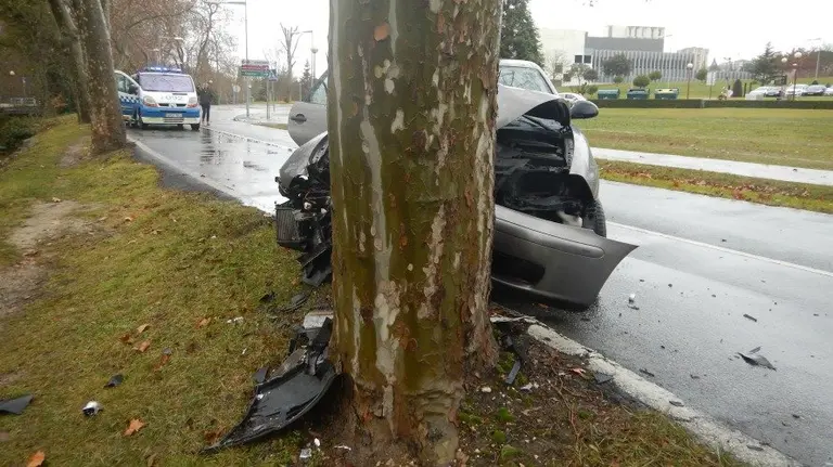 Un joven de Pamplona de 21 se empotra contra un árbol de la carretera de la Universidad de Navarra. PMUNICIPAL