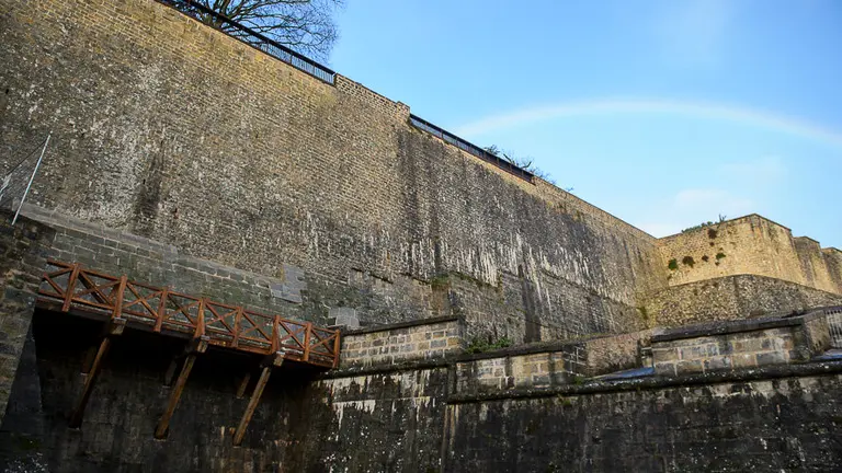 Miembros de la Comisión y la Gerencia de Urbanismo del Ayuntamiento de Pamplona visitan el nuevo puente de madera que vuelve a unir los baluartes de Labrit y del Redín. PABLO LASAOSA 15