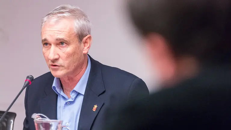 El consejero de Hacienda y Pol&iacute;tica Financiera, Mikel Aranburu, comparece en comisi&oacute;n parlamentaria para informar sobre el convenio econ&oacute;mico entre el Estado y Navarra y las razones del impago de 93 millones en la aportaci&oacute;n al Estado en el &uacute;ltimo abono cuatrimestral correspondiente a 2016. I&Ntilde;IGO ALZUGARAY