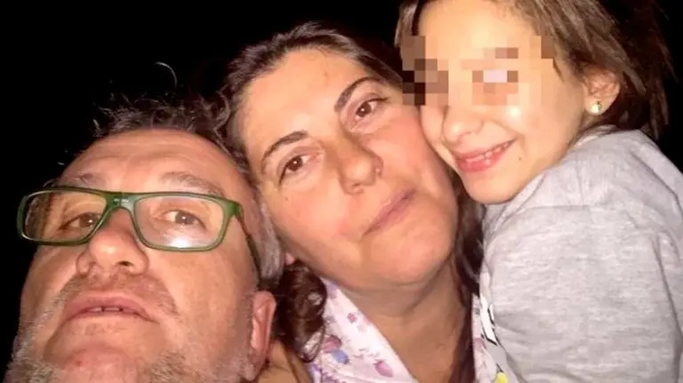 Imagen de Nadia con sus padres. ASOCIACIÓN NADIA NEREA