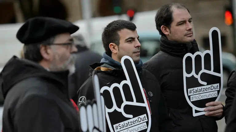 Ayuntamientos de la Sakana informan de los motivos por los que han aprobado una moción impulsada por la red ciudadana Sare dentro de su campaña _Yo Denuncio!_. PABLO LASAOSA 04