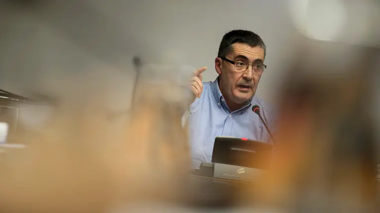 Una representación del colectivo de taxistas del Pirineo explica su posición ante la posible modificación de la Ley del Taxi. PABLO LASAOSA 04