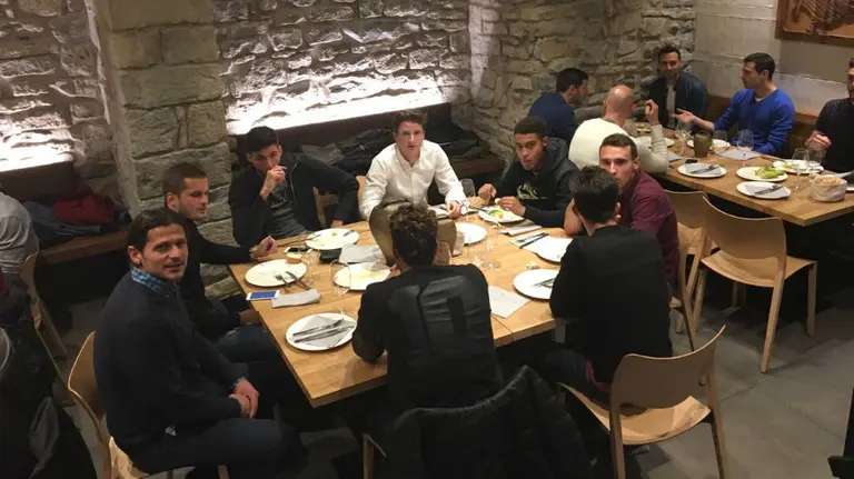 La plantilla de Osasuna, de cena en el casco viejo de Pamplona.