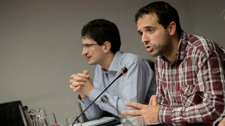 Aritz Ayensa, presidente de la Mancomunidad de Pamplona, en sesión de trabajo en el Parlamento. PABLO LASAOSA 02
