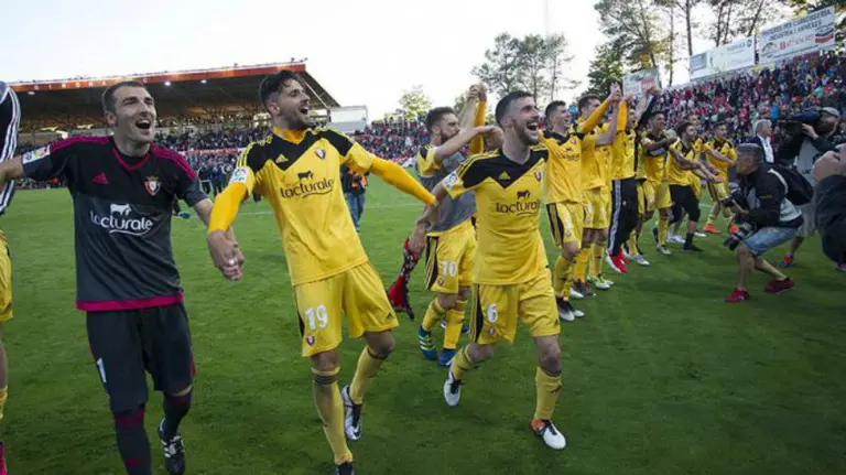 Los jugadores rojillos celebraron el ascenso en Girona. CA Osasuna.