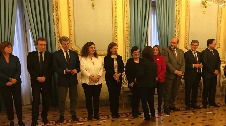 La vicepresidenta Sáez de Santamaría saluda a la consejera Beaumont.