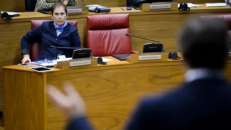 Javier Esparza (UPN) se dirige a la presidenta Uxue Barkos durante el pleno celebrado en el Parlamento. PABLO LASAOSA