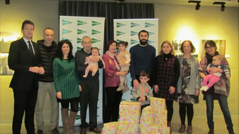 -Iosu Arizu en el centro de la fotograf&iacute;a acompa&ntilde;ado de familiares, Miguel Bados y Mar&iacute;a Pilar Aguirre y Ana Estrella Ram&iacute;rez (segunda y tercera por la derecha respectivamente).