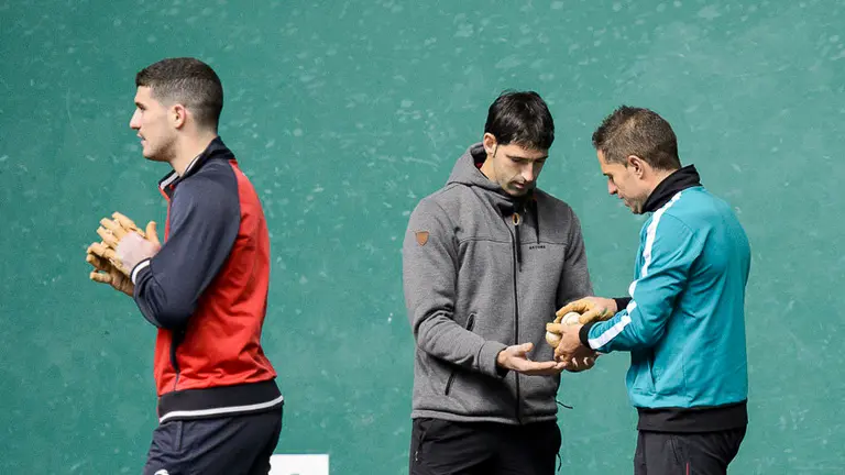 Olaizola II-Untoria y Altuna III-Barriola eligen el material para el partido del sábado en el frontón Labrit. PABLO LASAOSA 07