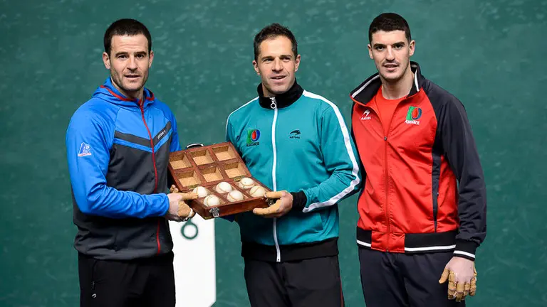 Olaizola II-Untoria y Altuna III-Barriola eligen el material para el partido del sábado en el frontón Labrit. PABLO LASAOSA 21