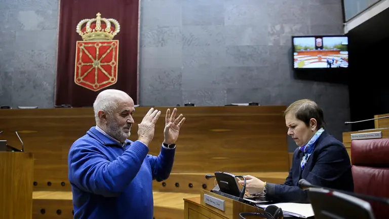 El consejero Mendoza habla con la Presidenta del Gobierno de Navarra antes del comienzo del pleno. PABLO LASAOSA