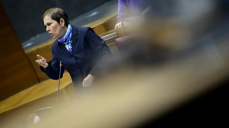 La presidenta del Gobierno de Navarra, Uxue Barkos, interviene en el Parlamento de Navarra. PABLO LASAOSA 03