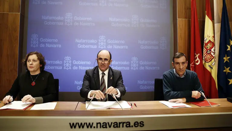 GRA106. PAMPLONA,12/01/2017.- El vicepresidente de Desarrollo Económico, Manu Ayerdi (c), la consejera de Desarrollo Rural, Isabel Elizalde, y el director general de Desarrollo Rural, Ignacio Gil (d), durante la rueda de prensa donde han presentado las alternativas para satisfacer la demanda de agua para riego, industria y boca en la Ribera del Ebro. EFE/Jesús Diges