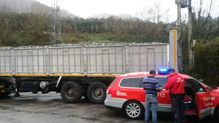 Momento de la inmovilizaci&oacute;n del cami&oacute;n que conduc&iacute;a, con el camionero de espaldas junto a un agente de la Polic&iacute;a Foral. PFORAL
