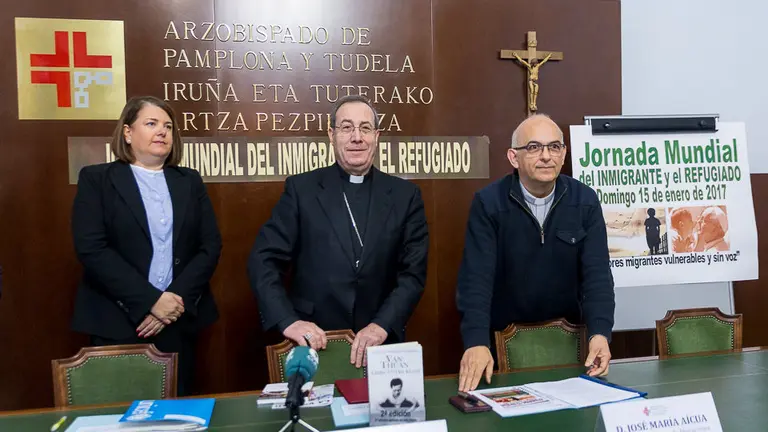 El arzobispo de Pamplona, Francisco Pérez, junto con el delegado diocesano de Migraciones, la responsable de acogida temporal de refugiados de Cruz Roja Navarra y la coordinadora de Unicef Navarra, ofrecen una rueda de prensa con motivo de la Jornada Mundial del Emigrante y el Refugiado. IÑIGO ALZUGARAY