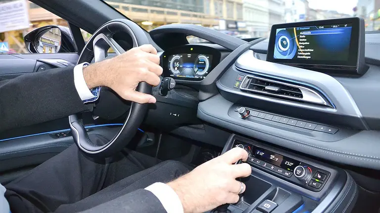 Un hombre conduce en el interior de un vehículo BMW de alta gama ARCHIVO