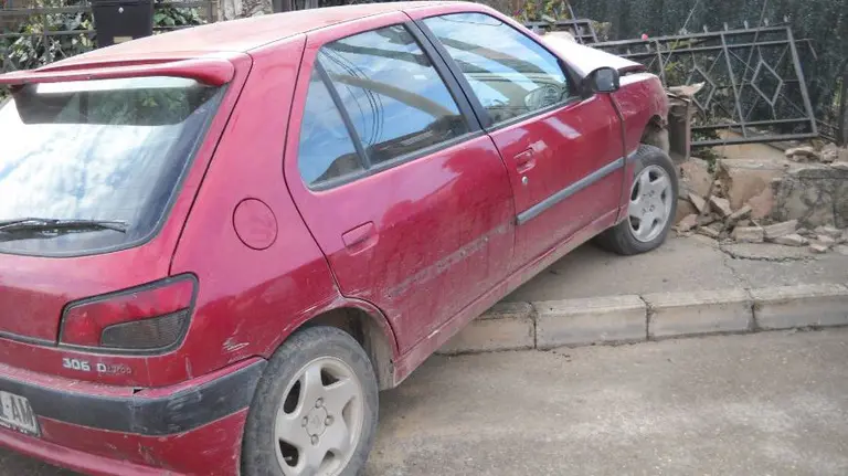 Accidente de un vehículo estrellado contra un muro en Estella en el que un hombre de 84 años ha resultado herido grave. BOMBEROS DE NAVARRA