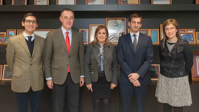 Convenio entre la Universidad de Navarra y Aceites Urzante: de izquierda a derecha, Roberto Cabezas, director de Career Services; Tomás Gómez-Acebo, vicerrector de Alumnos; Dolores Marin, socia y directora gerente de Aceites Urzante, Diego Mendiola, director de I+D+i de Urzante; y Cristina Martínez, career manager de Ciencias. UN