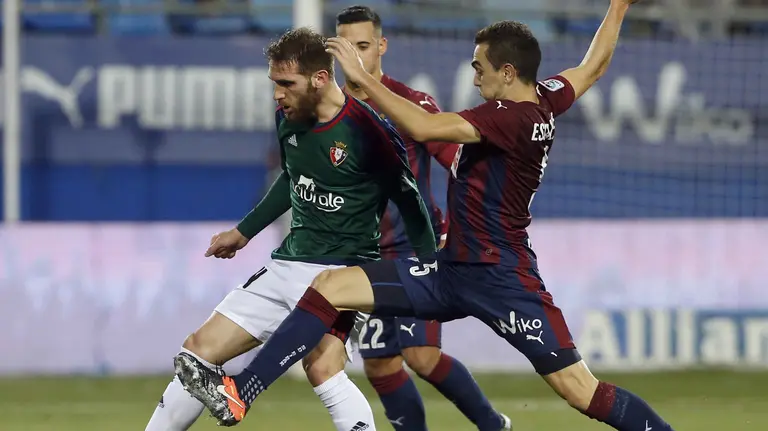 El centrocampista del Eibar, Gonzalo Escalante (d) y el centrocampista del Osasuna Fausto Tienza Núñez, durante el encuentro de vuelta de los Octavos de Final de Copa del Rey en el estadio de Ipurua. EFE/Javier Etxezarreta