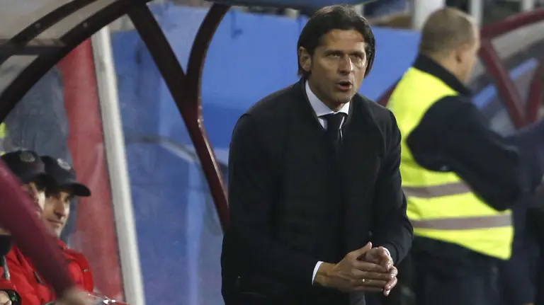 El entrenador del Osasuna, Petar Vasiljevic, durante el partido frente al Eibar de vuelta de octavos de final de la Copa del Rey que disputan en el estadio de Ipurua. EFE/Javier Etxezarreta