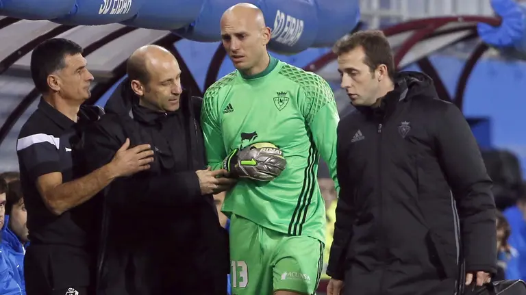El portero del Osasuna, Nauzet Pérez, se retira lesionado durante el partido frente al Eibar de vuelta de octavos de final de la Copa del Rey que disputan en el estadio de Ipurua. EFE/Javier Etxezarreta