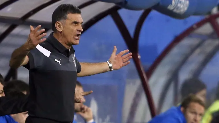 El entrenador del Eibar, José Luis Mendilibar durante el encuentro de vuelta de los Octavos de Final de Copa del Rey que Eibar y Osasuna disputan en el estadio de Ipurúa, en Eibar. EFE/Javier Etxezarreta