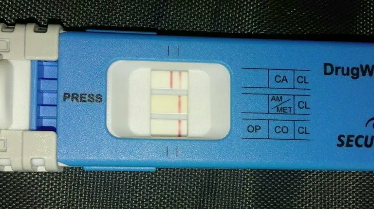Dos rayas rojas a la par de CA señalan positivo en cannabis. PFORAL