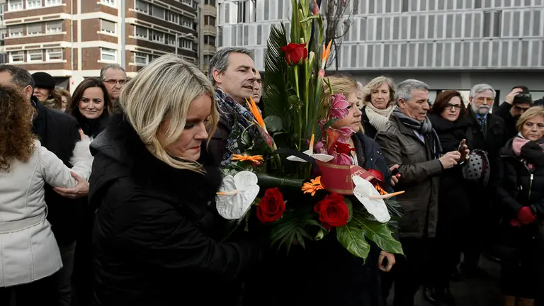 Ofrenda floral en la plaza de Baluarte en el monumento a las víctimas del terrorismo. PABLO LASAOSA 10
