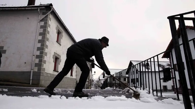 Los habitantes de Espinal se esmeran en limpiar sus calles durante el temporal de nieve que azota, sobre todo, al Norte de Navarra. EFE/Iban Aguinaga