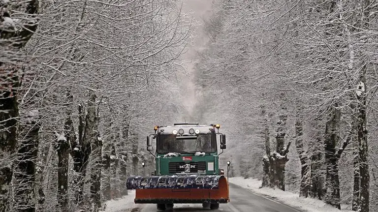 Los quitanieves trabajan sin descanso durante el temporal de nieve que azota, sobre todo, al Norte de Navarra y que continuará, por lo menos hasta la semana que viene. EFE/Iban Aguinaga