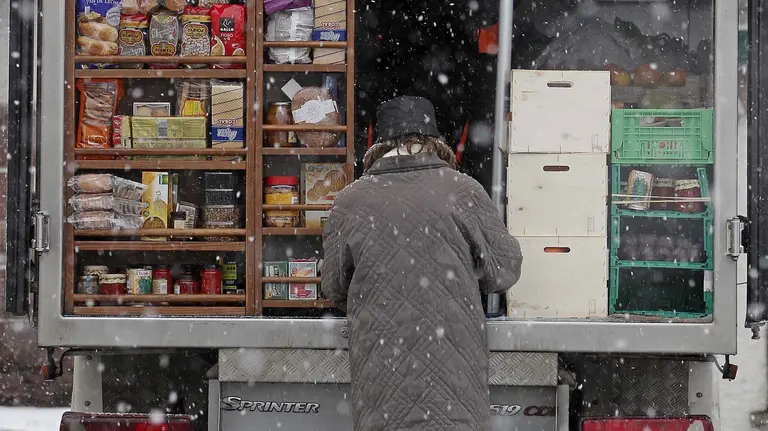 Una señora hace la compra en un camión ambulante EFE/Iban Aguinaga