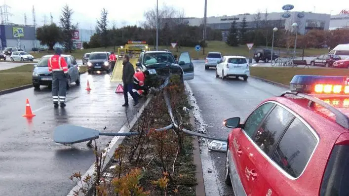 Choque de un turismo contra una farola en Cordovilla, en una de las rotondas de acceso a La Morea POLICÍA FORAL