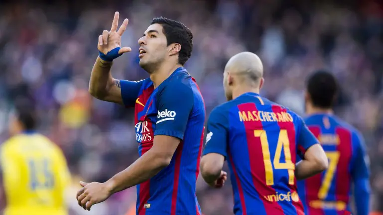 Luis Suárez celebra sus goles ante la UD Las Palmas en el Nou Camp. Twitter.
