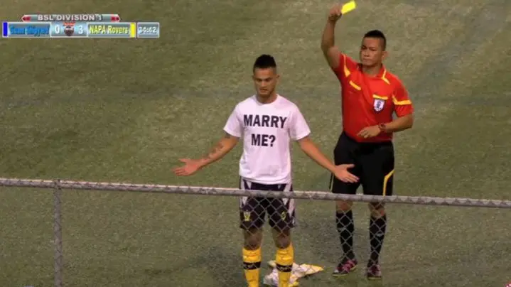 Un jugador de fútbol ve tarjeta amarilla por celebrar un gol pidiendo matrimonio a su novia YOUTUBE