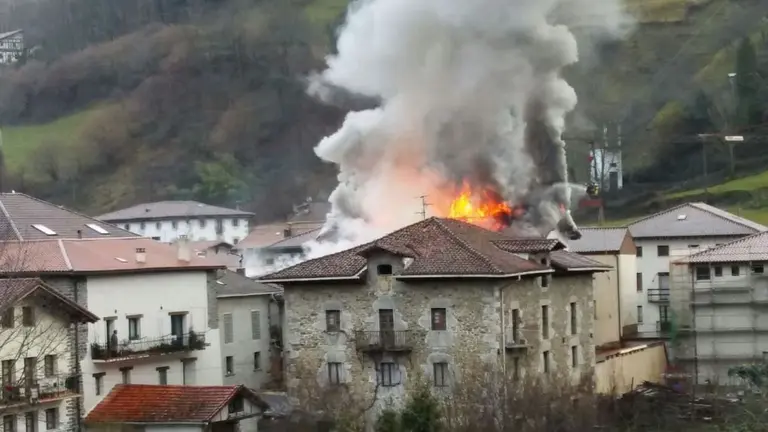 Incendio del tejado de una vivienda en Goizueta BOMBEROS DE NAVARRA 1