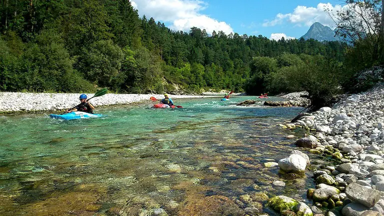 Imagen de varias personas remando en kayak como deporte de ocio ARCHIVO