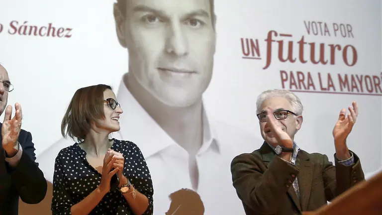 GRA352. PAMPLONA, 11/12/2015.- El exministro socialista Ángel Gabilondo, la secretaria general de los socialistas navarros Maria Chivite y el candidato del PSN al Congreso Jesús Mari Fernández (d) antes de intervenir esta tarde en el Planetario de Pamplona en un coloquio sobre educación. EFE/Jesús Diges