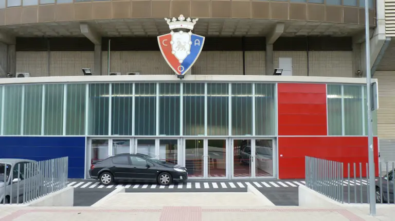 Fachada principal del estadio del Sadar