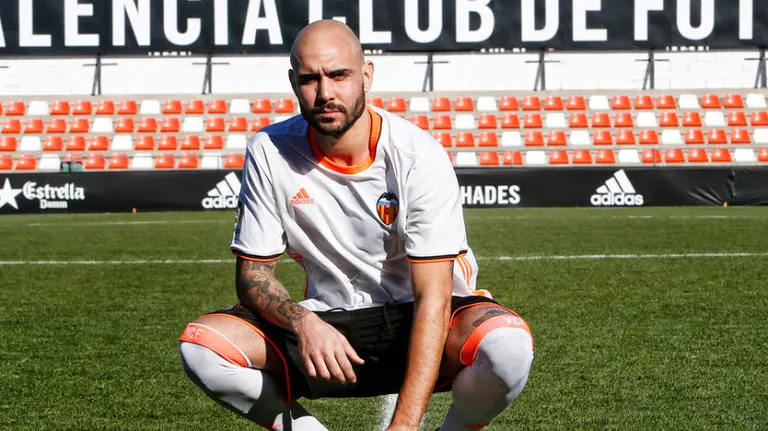 Simone Zaza posa con la camiseta del Valencia CF. Foto Valencia CF.