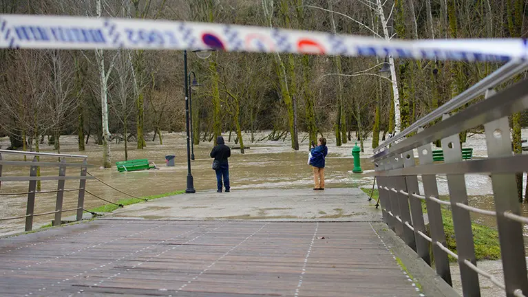 De los Corralillos del Gas hasta Aranzadi pasando por el parque de la Runa, asi ha quedado el barrido de La Rochapea tras la crecida del rio Arga. MIGUEL OSÉS_6
