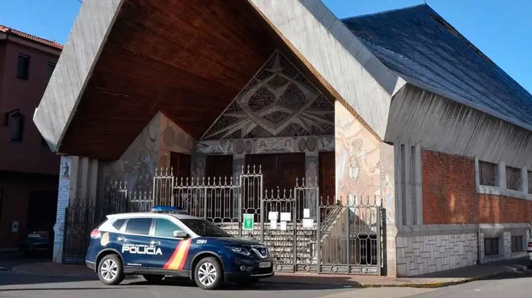 Coche de la Policía Nacional en la entrada de la Iglesia de Astorga (León). POLICÍA NACIONAL