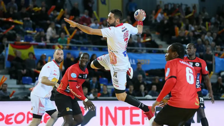 Valero Ribera lanza sobre la portería de Angola. Foto IHF.